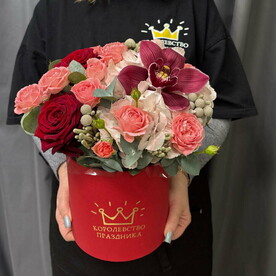 Орхидея, гортензия и кустовые розы в букете "Любовь по формуле"