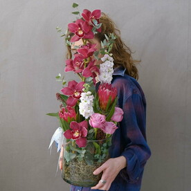 Бордовая орхидея Цимбидиум и протея в стеклянной вазе