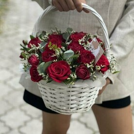 Розы в корзине
