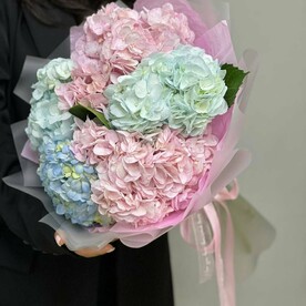 Букет из разноцветных гортензий