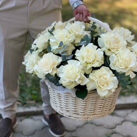 25 Французские розы в корзине