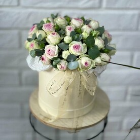 Кустовые розы в шляпной коробке