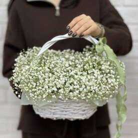Корзина из белоснежной гипсофилы