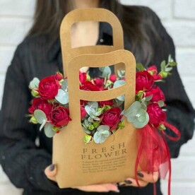 Красные кустовые розы в сумочке