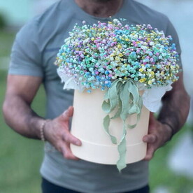 Композиция из разноцветной гипсофилы