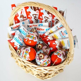 Корзинка с киндерами