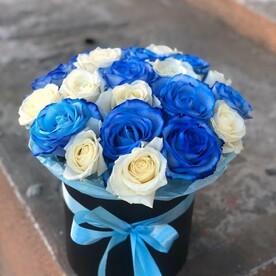 Синие розы в коробке