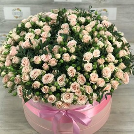 Коробка из кремовых роз