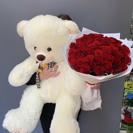 Плюшевый мишка и букет роз