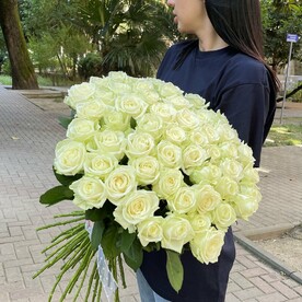 55 белых роз