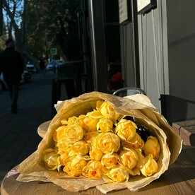 19 желтых кустовых роз