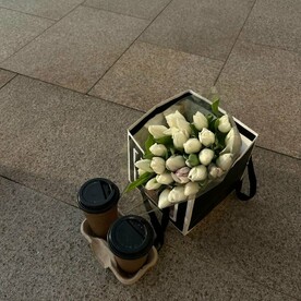 19 белых тюльпанов