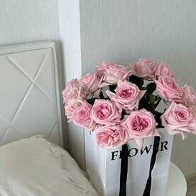 15 пионовидных роз