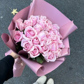 25 розовых роз