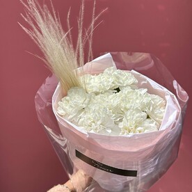 9 белых гвоздик