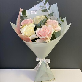 Букет из 5 французских роз с эвкалиптом. Букет 7