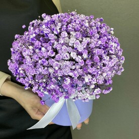 Шляпная коробочка с фиолетовой гипсофилой