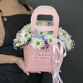 Стильная сумочка с ромашками и цветной гипсофилой