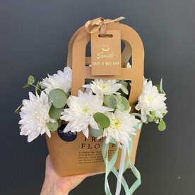 Стильная сумочка с белой хризантемой и эвкалиптом. Букет 105