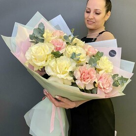 Букет Розовых и белых французских роз с эвкалиптом. Букет 9