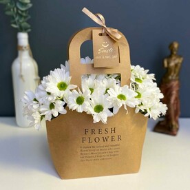 Стильная сумочка с ромашковидной хризантемой. Букет 62