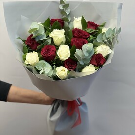 Букет из красных и белых роз