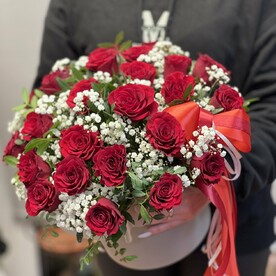 Красные розы с гипсофилой в коробке