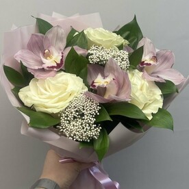 Нежный букет с орхидеями