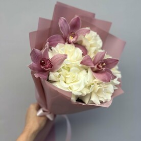 Букет из белых французских роз и орхидей