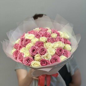 Букет из 51 бело розовой розы