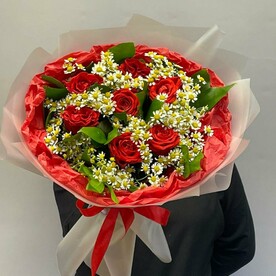 Букет из алой розы с танацетумом