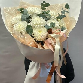 Букет из одноголовых белых хризантем