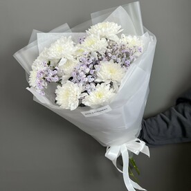 Букет кустовых хризантем с гипсофилой