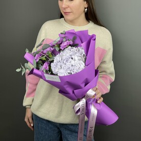 Букет из гортензии с диантусами