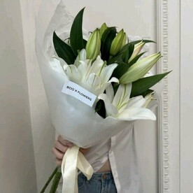 Белые лилии