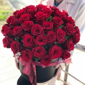 КОМПОЗИЦИЯ В ШЛЯПНОЙ КОРОБКЕ ИЗ 45 РОЗ