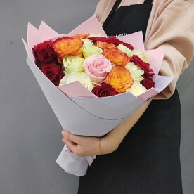БУКЕТ ИЗ 25 РОЗ МИКС В ФОАМИРАНЕ