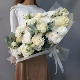 Шикарный букет из роз,эустомы и хризантемы