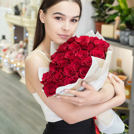 БУКЕТ ИЗ 25 красных роз в крафте