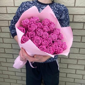 29 розовых роз в дизайнерской пленке