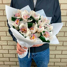 15 белых орхидей с зеленью