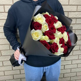 29 белых и красных роз в черной дизайнерской упаковке