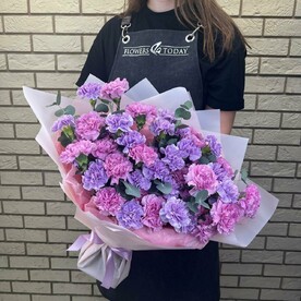 Букет из 45 диантусов с эвкалиптом