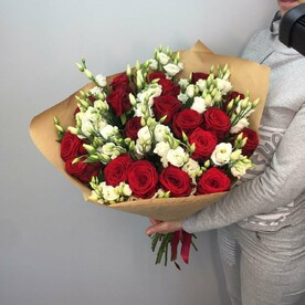 Белые эустомы и розы