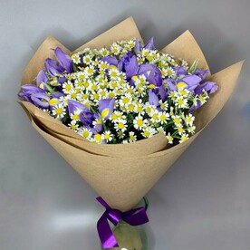 Букет из ирисов и ромашек