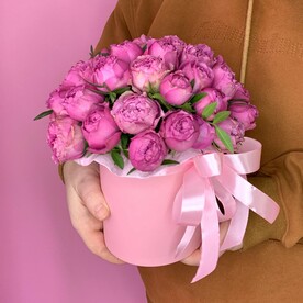 Розы кустовые пионовидные Мисти баблс в шляпной коробке