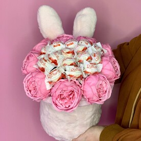 Конфеты Raffaello и мыльные пионы в плюшевой коробке зайка(0