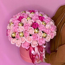 Конфеты Ferrero Rocher и мыльные розы в шляпной коробке