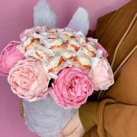 Конфеты Raffaello и мыльные пионы в плюшевой коробке зайка(05)