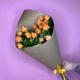 Розы кустовые Корал Баблс в крафте 5